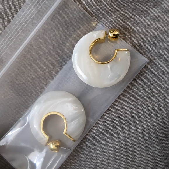 Gorjana Paseo Hoop Earrings White Marble - Picture 5 of 5